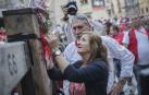 Fotos de los padres de Daniel Jimeno brindando homenaje a su hijo fallecido hace 10 años con un ramo de flores