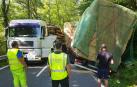 Cortada la NA-135 cerca de Valcarlos por una salida de vía de un camión