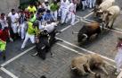 Momentos de tensión cuando el morlaco jabonero de la ganadería de Núñez del Cuvillo perdió pie en la calle Estafeta y cayó al suelo, rodeado de mozos.