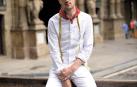 El diseñador Mikel Colás, con la elegancia de quien disfruta de su rincón preferido en San Fermín, la plaza consistorial.