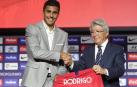 Rodrigo, con Cerezo en su presentación con el Atlético de Madrid.