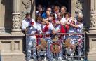 Forcejeo en el chupinazo por intentar colocar la ikurriña en un balcón del Ayuntamiento de Pamplona.