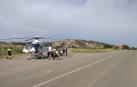 El herido, antes de subir al helicóptero para ser trasladado.