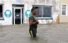 Aunque reducida de huracán a tormenta tropical, las autoridades alertan de extremar las precauciones por el riesgo de inundaciones.
