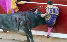 El torero ha sido atendido en la enfermería de la plaza de "una cornada envainada en el hemitórax izquierdo y múltiples fracturas costales"