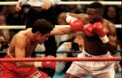 Oscar De La Hoya (izquierda) lanza un golpe en el cuerpo de Pernell Whitaker durante su pelea por el Campeonato WBC de peso welter en Las Vegas, el 12 de abril de 1997.