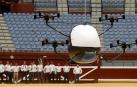 El aerotaxi, sobrevolando la arena de la plaza de toros de San Sebastián.
