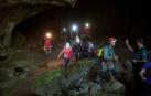Las tres espeleólogas salen de la cueva acompañadas del equipo de rescate.