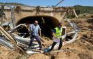 Un trabajador de la Confederación Hidrográfica del Ebro y un vecino de Sansoáin, Alfredo Recalde, comprueban este puente que tenía tres ojos y unía el pueblo con la NA-5163.