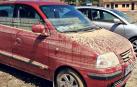 Uno de los coches dañados por la riada en el que puede verse la marca del nivel que alcanzó el agua