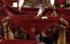 Miles de personas se han reunido este domingo a medianoche en la plaza Consistorial de Pamplona y sus alrededores para despedir los Sanfermines de 2019 con el tradicional 'Pobre de mí'.