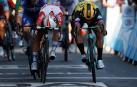Momento del sprint en Toulouse entre Caleb Ewan  y Dylan Groenewegen.