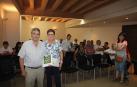 Félix Milagro, con su libro y junto a su mujer, Amparo Chueca, ante parte de los asistentes al acto