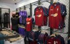 Un cliente supervisa las camisetas de portero. A la derecha, la primera equipación expuesta en la tienda del club de El Sadar.