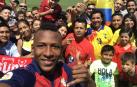 Pervis Estupiñán, con los aficionados rojillos durante su presentación.