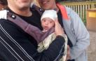 Iñaki Pagola y Meritxell Rosa González, junto a su hijo Marco.