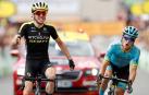 Simon Yates entra en meta por delante de Peio Bilbao, a la derecha.