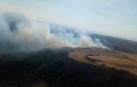 Bomberos trabajan en la extinción de un incendio en las Bardenas Reales