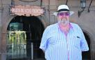 Joaquín Anadón posa en la plaza de los Fueros, epicentro de las fiestas.
