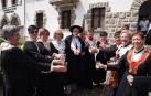 Representantes de la asociación Ezkarozeko Bilgua fueron los encargados de prender ayer la mecha de cuatro días festivos en esta localidad del valle de Salazar. Una entidad sociocultural y deportiva cuya actividad está presente todo el año