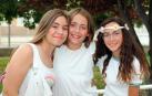 El viernes 12 de julio la Casa de la Juventud de San Adrián organizó una fiesta ibicenca, cuyo único requisito fue asistir vestido de blanco. Durante el encuentro se celebraron talleres de maquillaje, de tatoos fluor y de música dj que estuvieron acompañados de karaoke y una 'palomitada' con cócteles de colores.