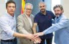 Víctor Valdés, en el centro, tras la firma de su contrato.