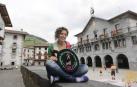 La pelotari Iera Agirre posa con la txapela de campeona del Emakume Master Cup de San Fermín, en la plaza de Leitza.