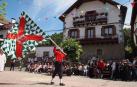 Representantes de la asociación Ezkarozeko Bilgua fueron los encargados de prender ayer la mecha de cuatro días festivos en esta localidad del valle de Salazar. Una entidad sociocultural y deportiva cuya actividad está presente todo el año