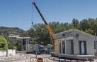 Dos de los diez módulos en los transportes antes de ser colocados en el exterior de la residencia de San Jerónimo de Estella.