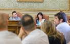 Toquero, al fondo, escucha a Larrarte (derecha).