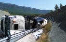 Un camionero resulta herido grave tras volcar en Sigüés