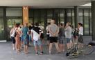 Los vecinos de Sarriguren se reunieron este lunes frente a el ayuntamiento para discutir qué hacer