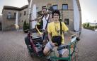 Iosu Zapata (detrás) y Xabier Apestegui, con su radio itinerante delante del castillo de Gorraiz.