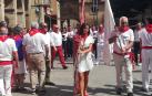 La edil de NA+, Sara Ojanguren, como abanderada, junto con François Frey, concejal de La Brède (Francia) con la bandera de su localidad.