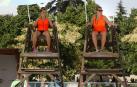 Sentadas en las torres de vigilancia, Henar Etxeberria Urkia (a la izquierda) y Uhaina Lakasta Aldabe vigilan a las cuatro de la tarde las dos piscinas olímpicas del Complejo Deportivo Aranzadi.