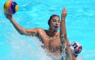 Alejandro Bustos se prepara para lanzar en el partido frente a Serbia, en cuartos de final del Campeonato del Mundo de Natación 2019