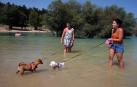 Maider y Verónica, que no sabían nada de la nueva normativa, refrescándo en el embalse de Alloz a sus dos perros.