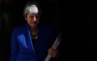 Theresa May abandonando Downing Street.