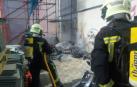 Los bomberos apagan un incendio junto a un edificio de oficinas en Mutilva