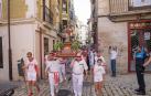 La imagen de Santiago, seguida de asistentes a la procesión, desfila por el Casco Viejo de la capital ribera.