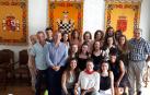 Los jóvenes vinculados a Luzaideko Gazteria, encargados de lanzar el chupinazo, posan en el salón de plenos junto a la corporación municipal.
