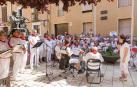 Los Auroros de Tudela interpretan una de las piezas de su vermú concierto, bajo la dirección de Isabel Iturre Arau, en la plaza Mercadal.