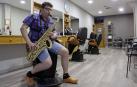 José Javier Zazpe toca el saxofón en su peluquería de la calle Alberto Magno.