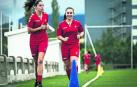 Nerea Tellería y Sara Carrillo, durante las pruebas físicas de ayer por la tarde en Larrabide.