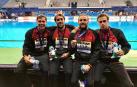 Alberto Munárriz Egaña (primero por la izquierda), posando junto a otros compañeros de la selección las medallas de plata colgadas al cuello.