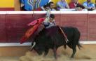Jesulín de Ubrique recibe pegado a tablas a Mágico, primer toro de la tarde.