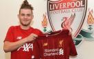 Harvey Elliott posa con la camiseta del Liverpool.