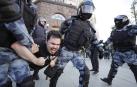 La policía antidisturbios rusa detiene a un hombre durante las protestas en el centro de Moscú, Rusia.