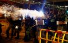 La policía disparan gas lacrimógeno contra los protestantes en Hong Kong.