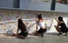 Los jóvenes han limpiado y decorado el quiosco de la plaza junto al colegio público de Huarte